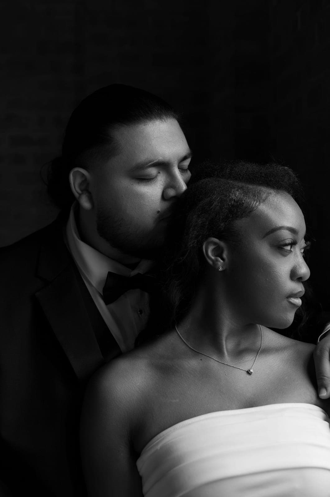 Retrato en blanco y negro de una pareja de novios abrazados